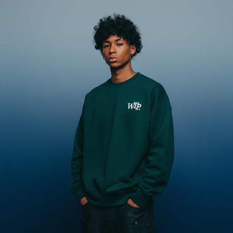 SMILEYWORLD® SCRIPT SWEATER | DARK GREEN